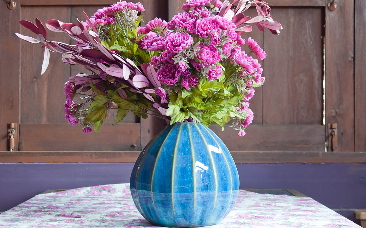 Composizione fiori secchi e rose bianche in vaso